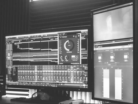 Schermen met een audiowerkstation en uitsturingsmeters